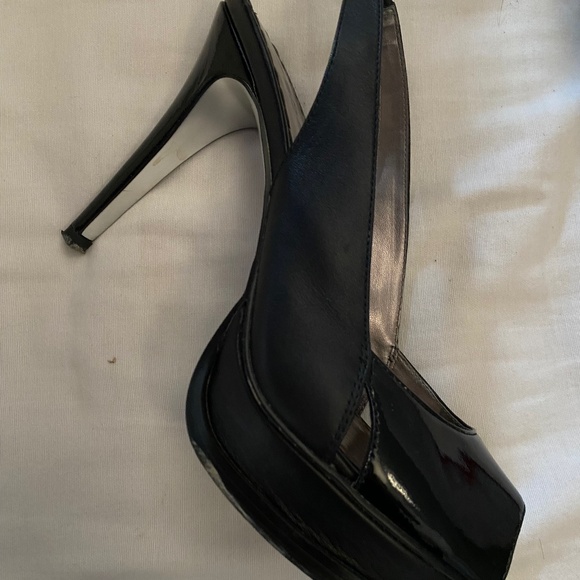Gorgeous Black Patent & Black Leather BEBE Heel - Picture 1 of 3